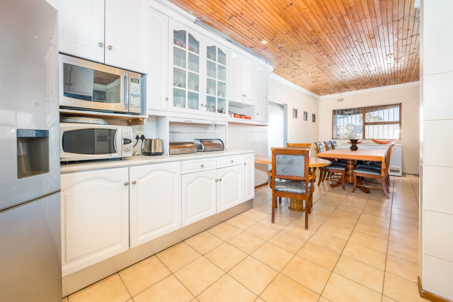 6 Bedroom Property for Sale in Vredekloof Western Cape